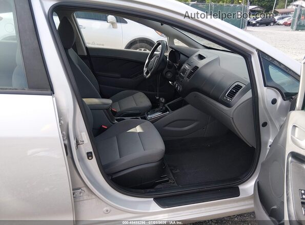 3KPFK4A76HE127149 2017 KIA FORTE Gray Vista interior delantera