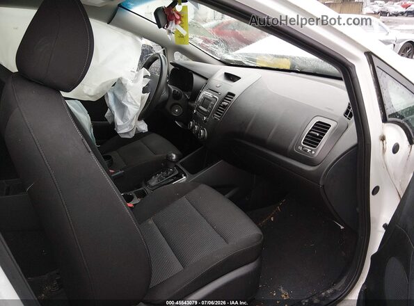 3KPFK4A76HE148874 2017 KIA FORTE White Widok wnętrza z przodu