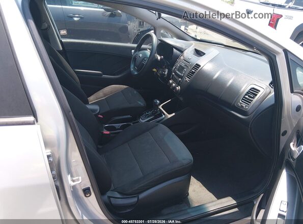 3KPFK4A76JE218573 2018 KIA FORTE Silver Widok wnętrza z przodu