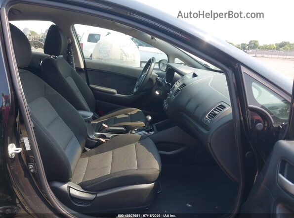 3KPFK4A78HE034875 2017 KIA FORTE Черный Вид салона спереди
