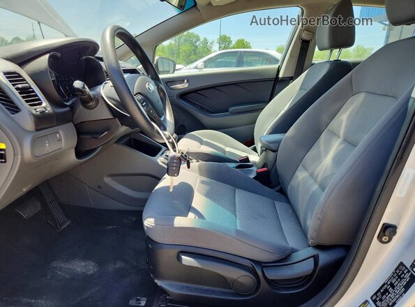 3KPFK4A79HE133589 2017 KIA FORTE Silver Вид салону спереду