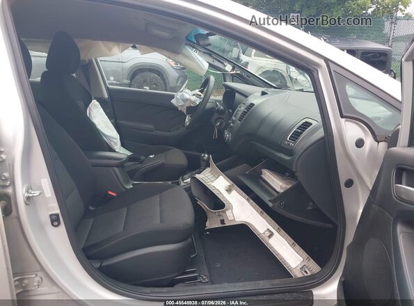 3KPFK4A79HE148352 2017 KIA FORTE White Вид салону спереду