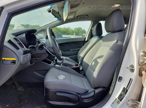 3KPFK4A79JE235657 2018 KIA FORTE Белый Вид салона спереди