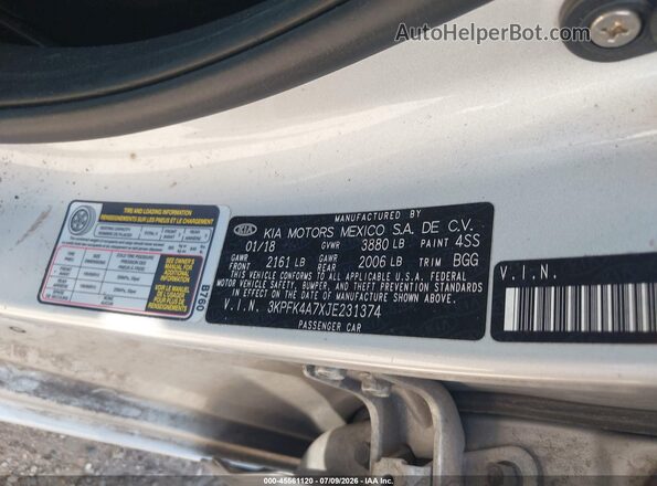 3KPFK4A7XJE231374 2018 KIA FORTE Gray Vista del compartimento del motor
