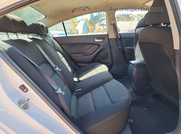 3KPFK4A7XJE233299 2018 KIA FORTE White უკანა სავარძლების ხედი