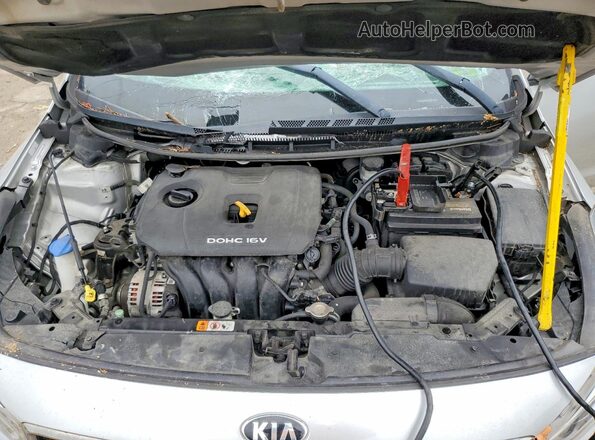 3KPFL4A70JE212281 2018 KIA FORTE Silver Widok wnętrza z tyłu