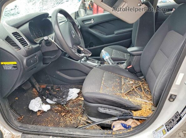 3KPFL4A70JE212281 2018 KIA FORTE Silver Widok wnętrza z przodu