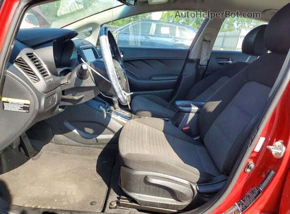 3KPFL4A71JE257522 2018 KIA FORTE Красный Вид салона спереди