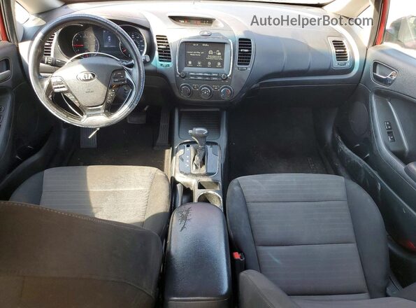 3KPFL4A71JE257522 2018 KIA FORTE Красный Вид панели приборов