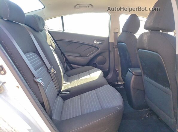 3KPFL4A72HE036151 2017 KIA FORTE Белый Вид задних сидений
