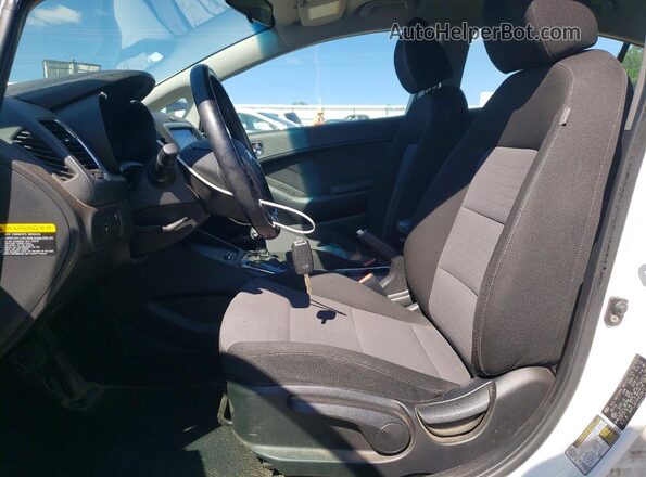 3KPFL4A72HE036151 2017 KIA FORTE Белый Вид салона спереди