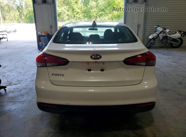 3KPFL4A72JE186203 2018 KIA FORTE White Вид ззаду
