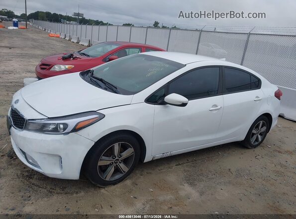 3KPFL4A72JE187366 2018 KIA FORTE White Widok wnętrza z tyłu