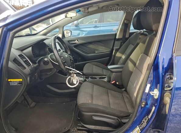 3KPFL4A72JE189022 2018 KIA FORTE Blue Вид салону спереду