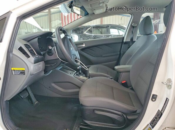 3KPFL4A72JE268500 2018 KIA FORTE White წინა სალონის ხედი