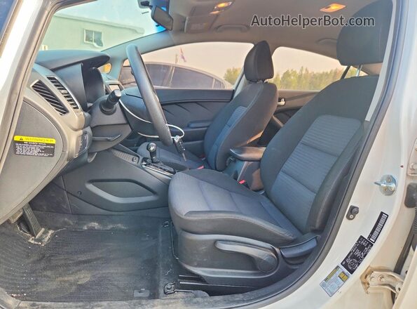 3KPFL4A74HE056076 2017 KIA FORTE White Вид салону спереду
