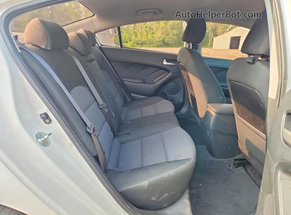 3KPFL4A74HE056076 2017 KIA FORTE White Вид задніх сидінь