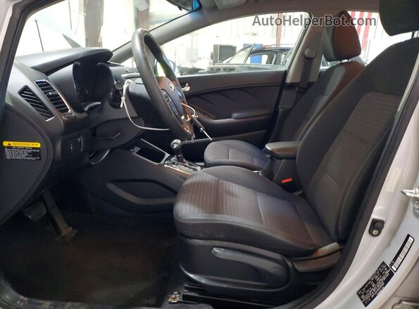 3KPFL4A74JE201008 2018 KIA FORTE Silver წინა სალონის ხედი
