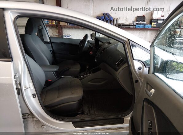 3KPFL4A74JE261841 2018 KIA FORTE Silver Vista interior delantera