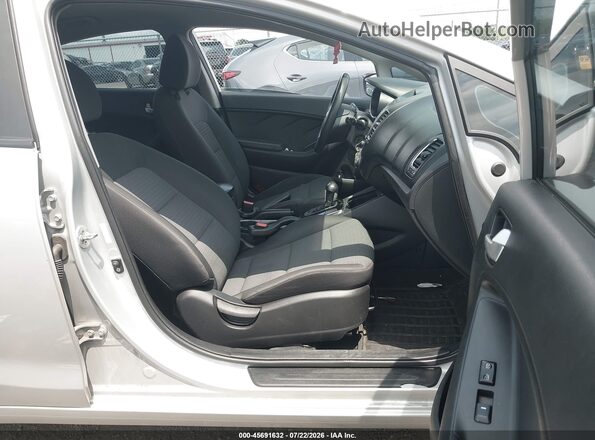 3KPFL4A75HE131982 2017 KIA FORTE Серебряный Вид салона спереди