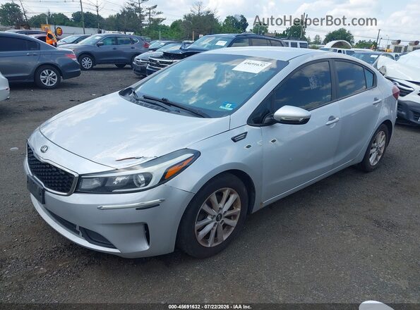 3KPFL4A75HE131982 2017 KIA FORTE Серебряный Вид спереди