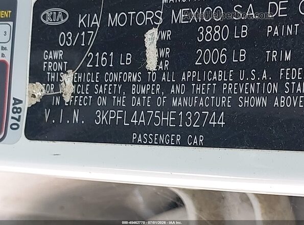 3KPFL4A75HE132744 2017 KIA FORTE White Vista del compartimento del motor