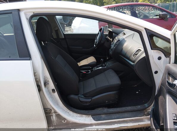 3KPFL4A75JE220666 2018 KIA FORTE White Widok wnętrza z przodu