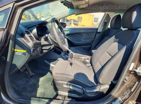 3KPFL4A76HE021538 2017 KIA FORTE Gray Widok wnętrza z przodu