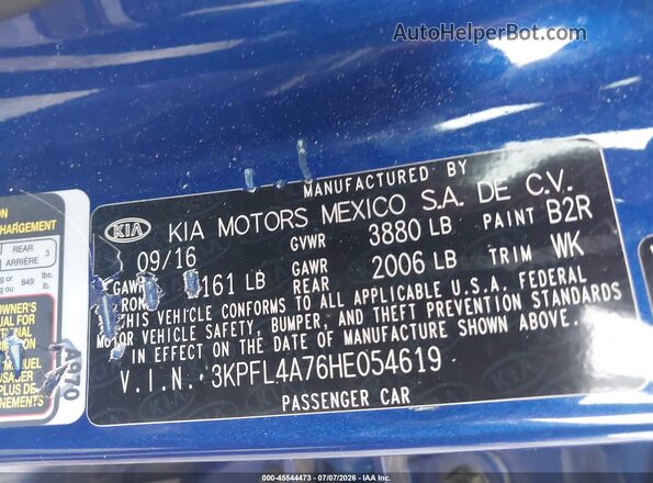3KPFL4A76HE054619 2017 KIA FORTE Blue Widok komory silnika