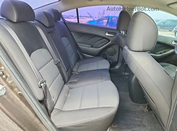 3KPFL4A76HE131957 2017 KIA FORTE Коричневый Вид задних сидений