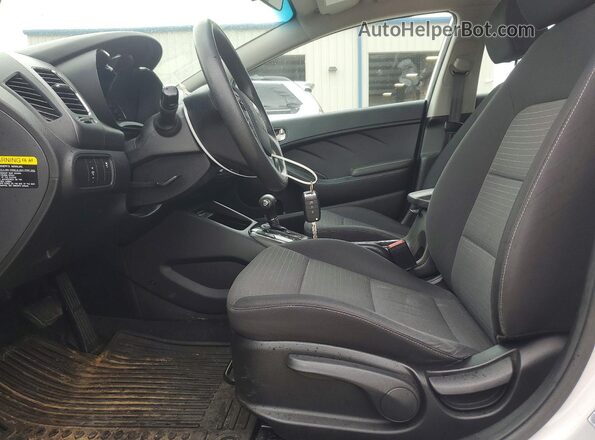 3KPFL4A76HE153442 2017 KIA FORTE Серебряный Вид салона спереди