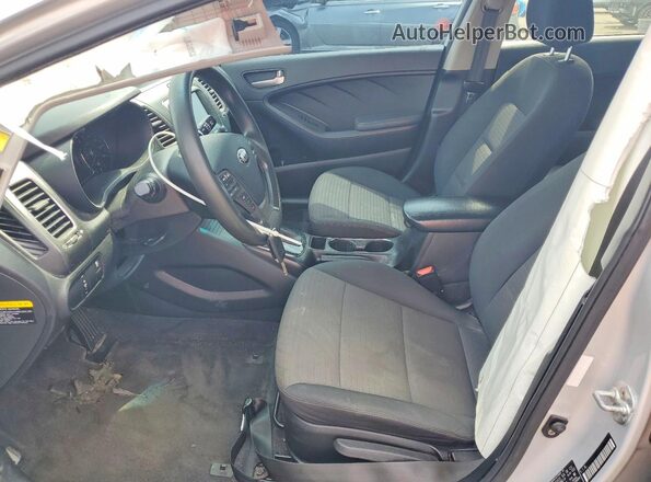 3KPFL4A76JE215623 2018 KIA FORTE Silver წინა სალონის ხედი
