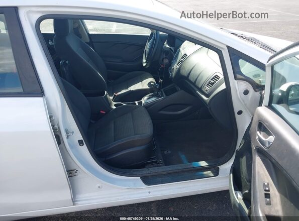 3KPFL4A76JE235533 2018 KIA FORTE White Вид салону спереду