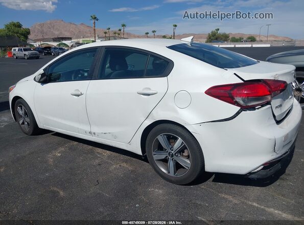 3KPFL4A76JE235533 2018 KIA FORTE White Вид задньої частини салону