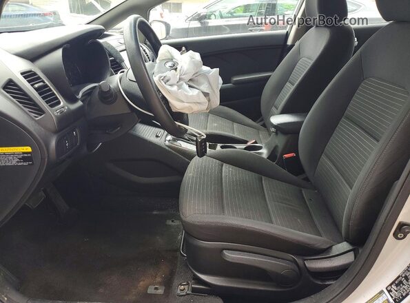 3KPFL4A76JE238643 2018 KIA FORTE Silver Вид салону спереду