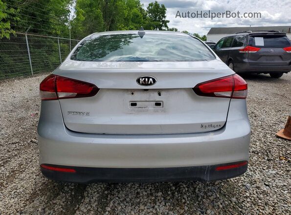 3KPFL4A76JE238643 2018 KIA FORTE Silver Вид ззаду