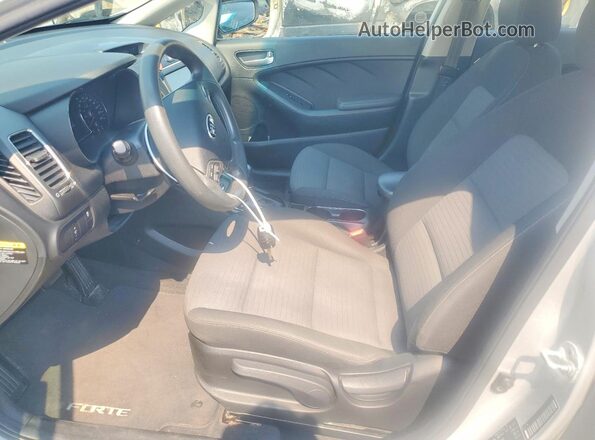 3KPFL4A77HE120675 2017 KIA FORTE Серебряный Вид салона спереди