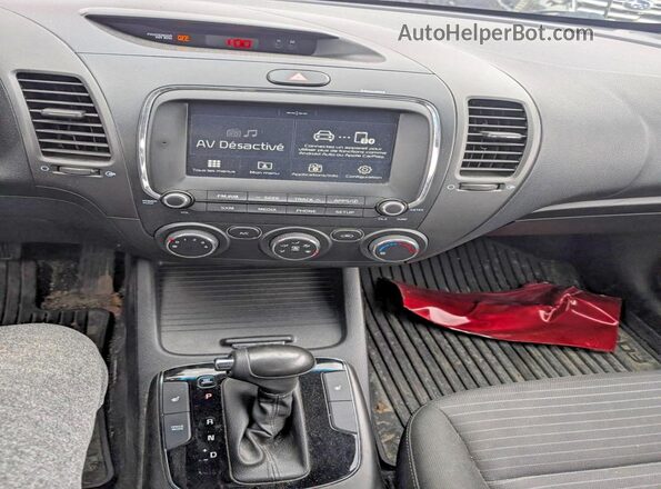 3KPFL4A77JE207367 2018 KIA FORTE Red Vista del salpicadero