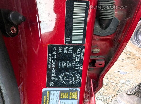 3KPFL4A77JE207367 2018 KIA FORTE Red Vista del compartimento del motor
