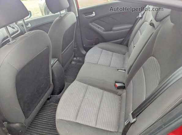 3KPFL4A77JE207367 2018 KIA FORTE Red Vista de los asientos traseros