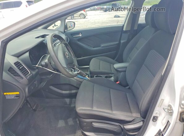 3KPFL4A78HE007866 2017 KIA FORTE White Вид салону спереду