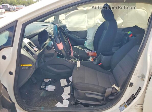 3KPFL4A78HE032816 2017 KIA FORTE White Вид салону спереду