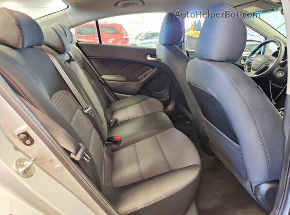 3KPFL4A78HE157153 2017 KIA FORTE Серебряный Вид задних сидений