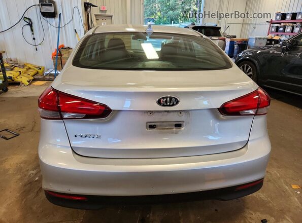 3KPFL4A78HE157153 2017 KIA FORTE Серебряный Вид сзади