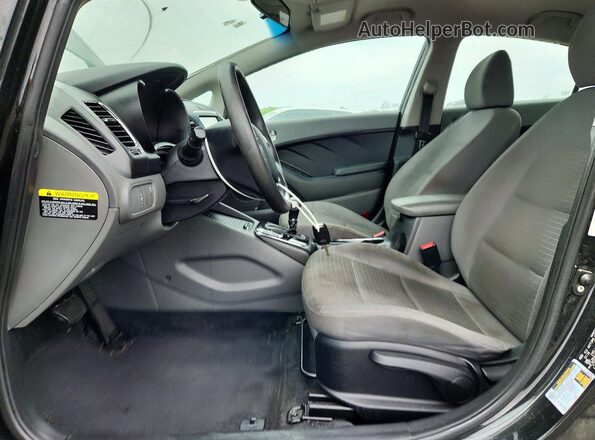 3KPFL4A78JE235002 2018 KIA FORTE Black Widok wnętrza z przodu