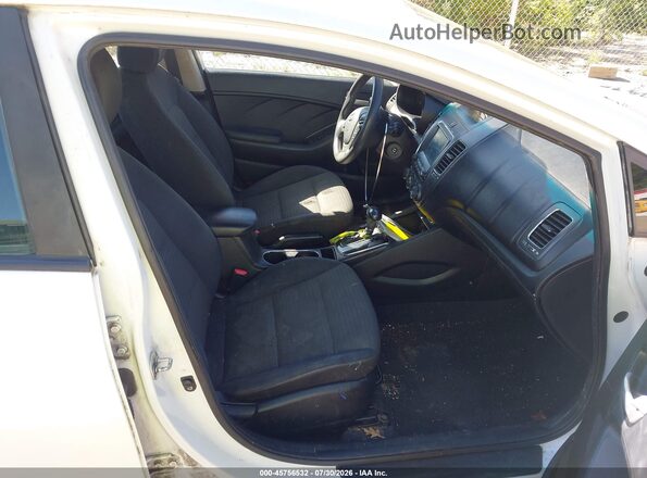 3KPFL4A78JE260773 2018 KIA FORTE White Вид салону спереду