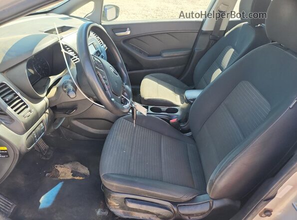 3KPFL4A79HE134884 2017 KIA FORTE Серебряный Вид салона спереди