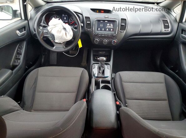 3KPFL4A7XJE170508 2018 KIA FORTE White Widok deski rozdzielczej