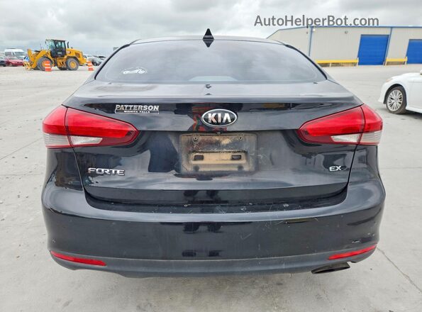 3KPFL4A80HE106979 2017 KIA FORTE Black Вид ззаду