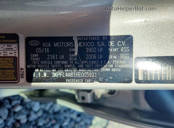 3KPFL4A81HE005921 2017 KIA FORTE Silver Vista del compartimento del motor